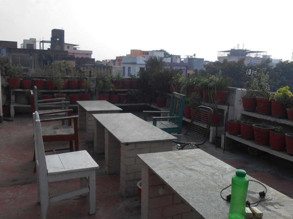Hotel Sonmony Varanasi Bagian luar foto